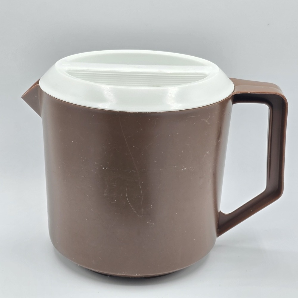 Vintage Rubbermaid Pitcher 1 1/2 Quarts Brown Plastic 2745 1.5 qt Slotted Lid